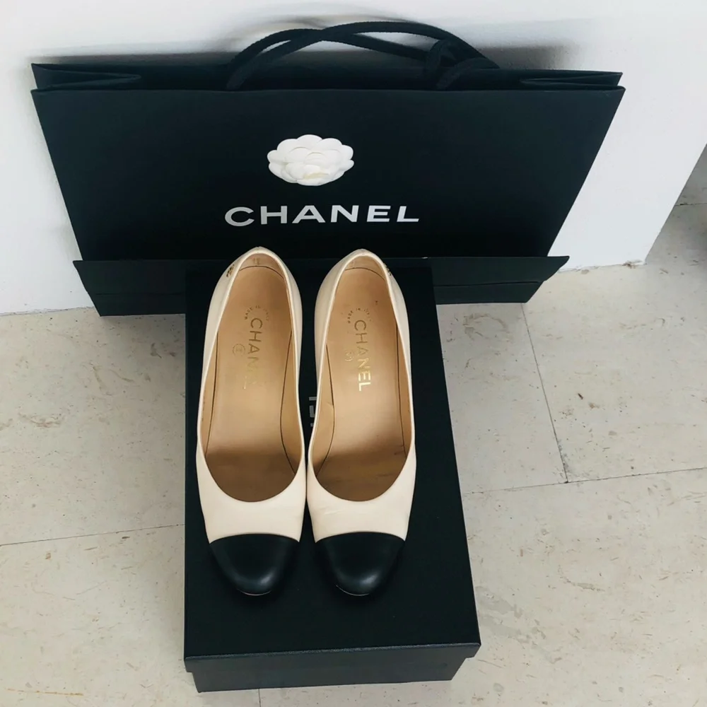 CHANEL Two-Tone Cap -Toe Pumps in Cream and Black .Size 39 - Picture 4 of 13